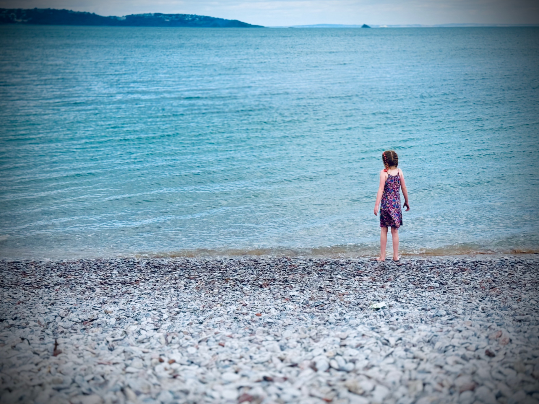 Toby Hoare's eldest daughter looking out at the sea, representing the family love and motivation behind his 12-stone low-carb weight loss journey.